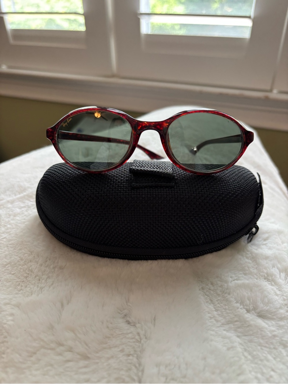 Ray-Ban Oval Sunglasses with Tortoiseshell Frame and Gray Lenses